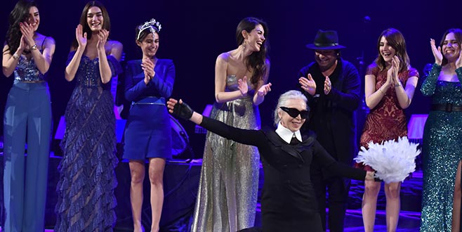 Ünlü güzeller eğitim için podyumda