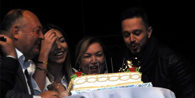 Murat Boz’a doğum günü sürprizi Murat Boz’a doğum günü sürprizi