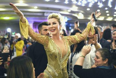 Elbisesini hayranları dikti!