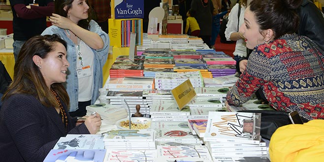 Bursa’da kitabını imzaladı