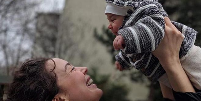 Azra’nın annelik saadeti