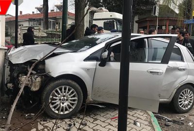 Jandarmadan kaçarken önce polis aracına, ardından duvara çarptı