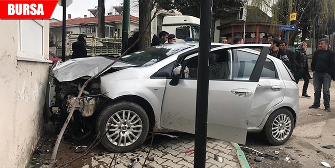 Jandarmadan kaçarken önce polis aracına, ardından duvara çarptı