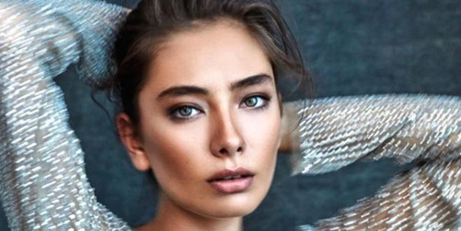 Makyajsız hali takipçilerini kendine hayran bıraktı!