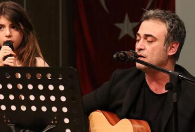 Kızıyla düet yaptı
