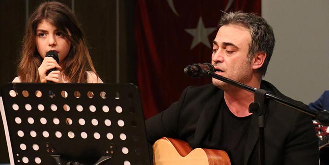 Kızıyla düet yaptı