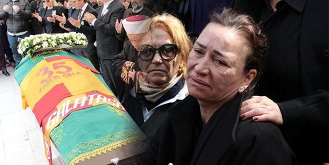 Cenazeye katılamayan ünlü isim, canlı yayında gözyaşlarına boğuldu