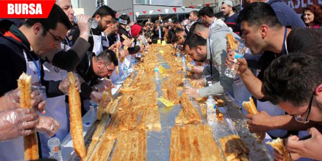 En uzun börek yemek yarışması ilginç görüntülere sahne oldu