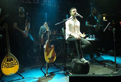 Kırık ayakla sahnede