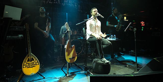 Kırık ayakla sahnede