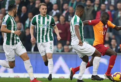 Timsah ateşle oynuyor