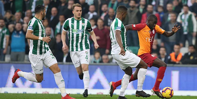 Timsah ateşle oynuyor