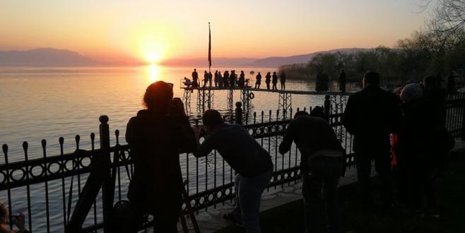 İznik Gölü ekinoksta fotoğrafçıları bekliyor İznik Gölü ekinoksta fotoğrafçıları bekliyor