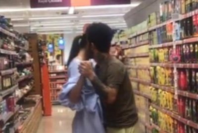 Alışverişe ara! Ünlü çift, markette sarmaş dolaş dans etti