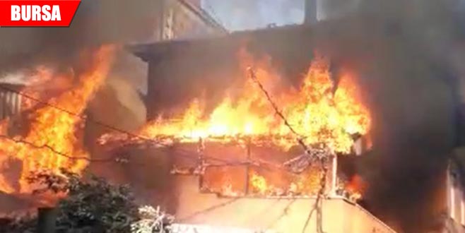 İki katlı binada çıkan yangın korkuttu İki katlı binada çıkan yangın korkuttu