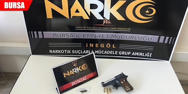 Huzur uygulamasına takılan araçlardan ruhsatsız silah ve uyuşturucu çıktı Huzur uygulamasına takılan araçlardan ruhsatsız silah ve uyuşturucu çıktı