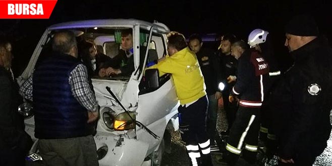 Yangına giden itfaiye aracına kamyonet çarptı Yangına giden itfaiye aracına kamyonet çarptı