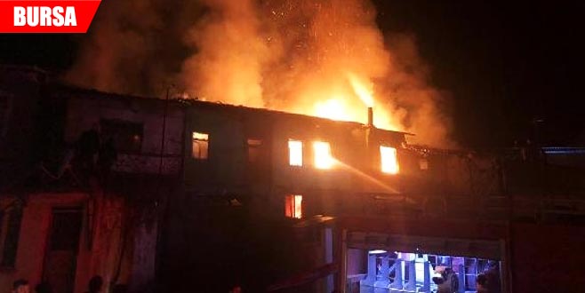 İki ev alev alev yandı! İki ev alev alev yandı!