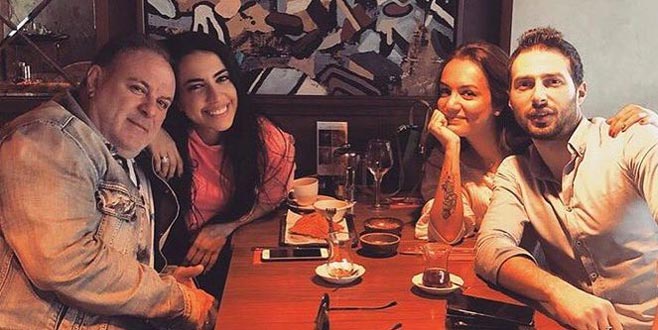 Eski eşler yeni sevgilileriyle birlikte aynı masada!