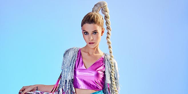 Tarzını değiştirdi