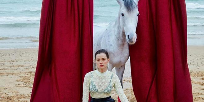 Özge’den şık kareler