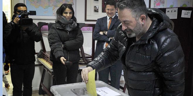 Cem Yılmaz oyunu kullandı, espriyi patlattı