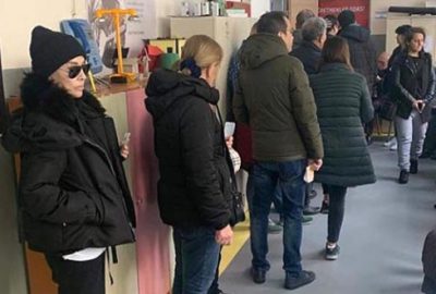 Usta oyucu, oy kullanmak için uzun süre kuyrukta bekledi