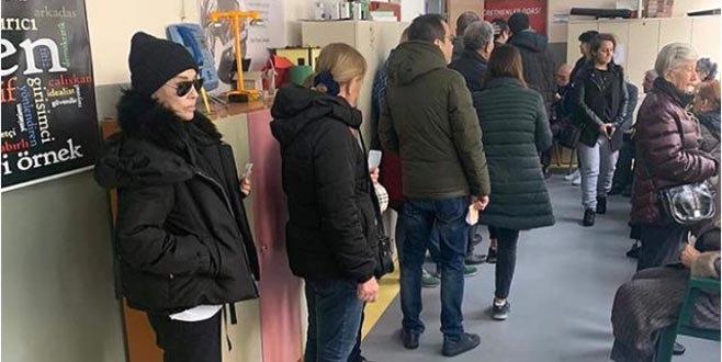 Usta oyucu, oy kullanmak için uzun süre kuyrukta bekledi