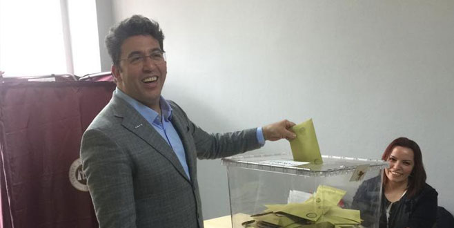 İYİ Parti adayı ünlü oyuncu oyunu kullandı