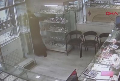 Kuyumcunun hamlesi çarşaflı soyguncuları korkuttu