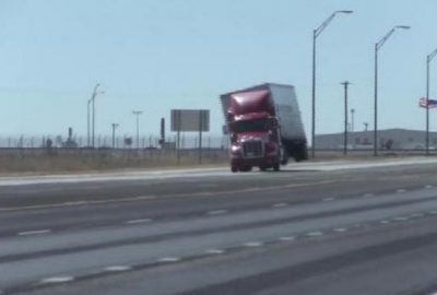 Şiddetli rüzgar TIR’ları yaprak gibi savurdu