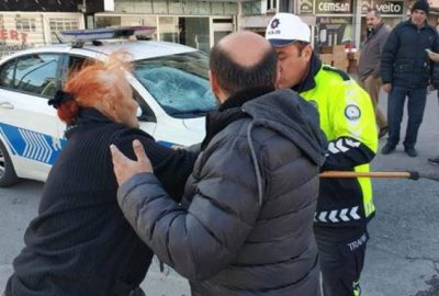 Öfkeli kadın polis aracına bastonla saldırdı!