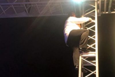 Ünlü türkücü, direk şovuyla hayranlarını tedirgin etti!