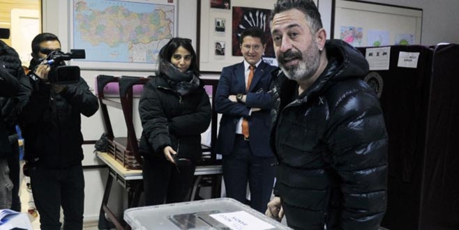 Cem Yılmaz’dan beğeni rekoru kıran seçim paylaşımı!