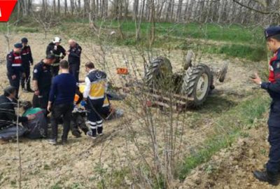 Tarlasını sürerken devrilen traktörün altında can verdi