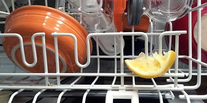 Bulaşık makinesine limon kabuğu koyduğunuzda bakın neler oluyor!