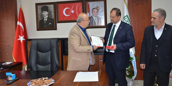 Başkan Usta mazbatasını aldı Başkan Usta mazbatasını aldı