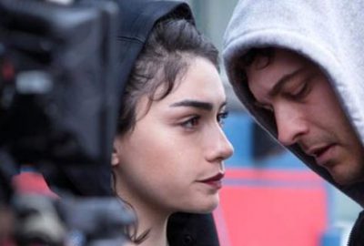 Muhafız’ın güzel oyuncusu cesur pozuyla yürek hoplattı