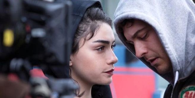 Muhafız’ın güzel oyuncusu cesur pozuyla yürek hoplattı