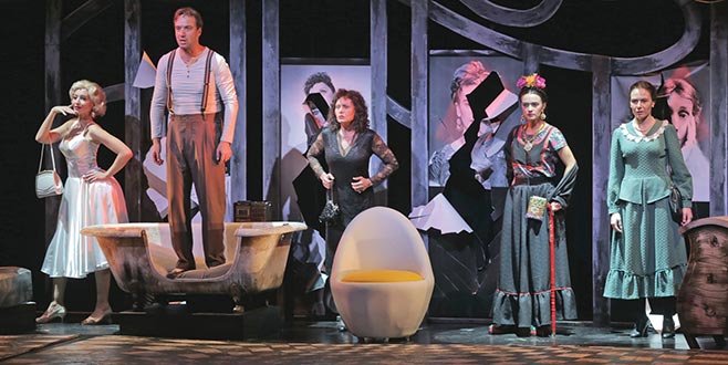 Dali’nin Kadınları Bursa’dan geçti