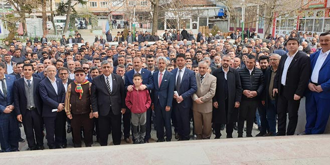 Miting gibi bir törenle göreve başladı