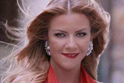 Göğüs dekoltesiyle törene damga vurdu