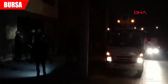 Trafo yandı, mahalle karanlığa gömüldü Trafo yandı, mahalle karanlığa gömüldü