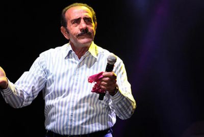 Kafasına domates atılacak insanları alkışlıyorlar