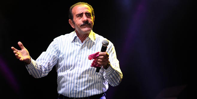 Kafasına domates atılacak insanları alkışlıyorlar