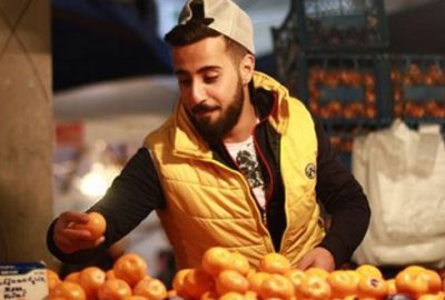 Bursalı mandalinacı rap söyledi, pazarda klip çekti!