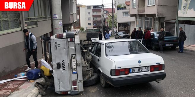 Otomobil kamyonete çarptı Otomobil kamyonete çarptı