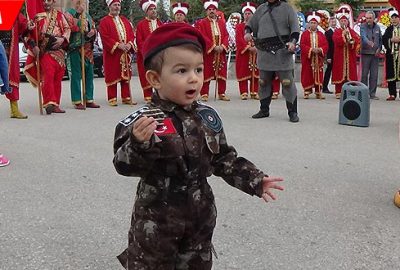 1,5 yaşındaki Yiğit bebek törene damga vurdu