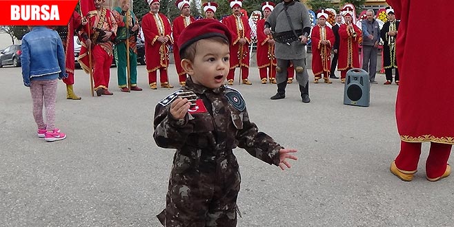 1,5 yaşındaki Yiğit bebek törene damga vurdu 1,5 yaşındaki Yiğit bebek törene damga vurdu