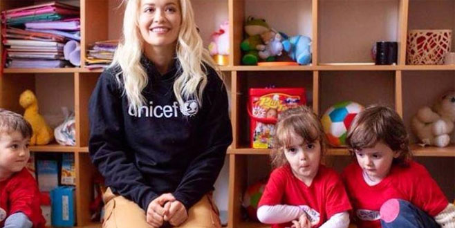 Rita Ora’dan Kosova savaşı mağdurlarına destek